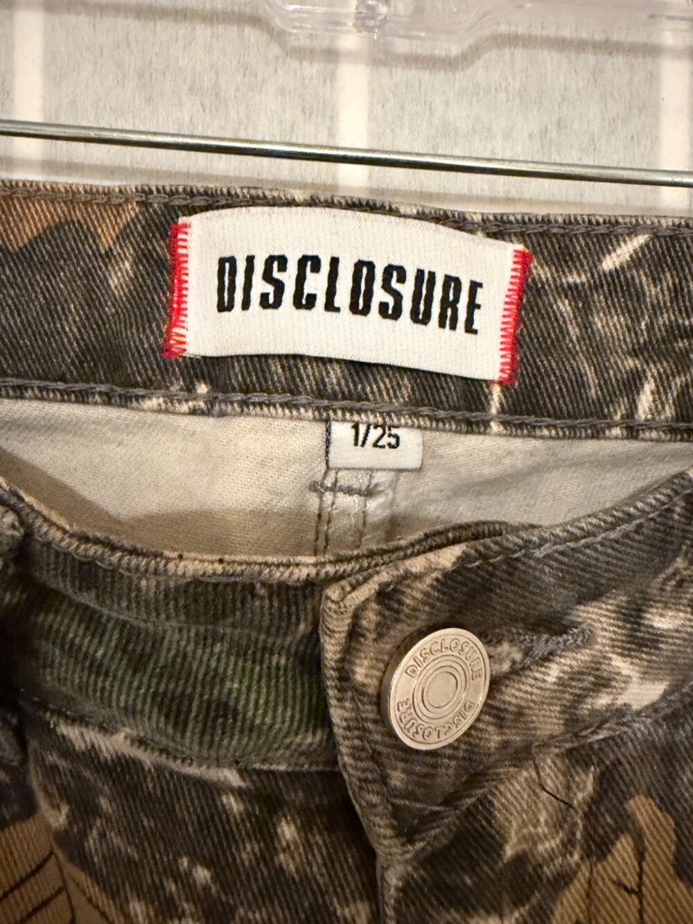 Disclosure Realtree Camo Straight Leg Jeans Size 1/25 - Picture 2 of 4